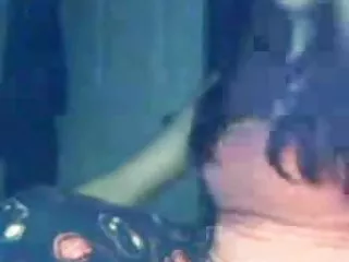 Жена чувака сосет членов так хладнокровно, что он хочет поделиться своим счастьем со всеми, онлайн ролики включает камеру и фотографирует, как его жена полирует его толстый ствол