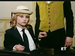 Грудастая порнлролики красотка сосет член и сует пальцы в киску