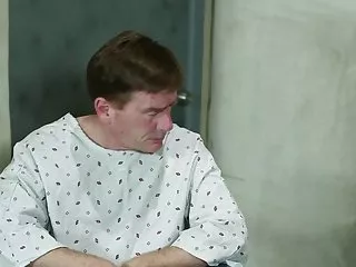 Студент порноролик трахает грудастую учительницу в аудитории