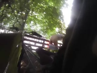 Сука сосет хуй и порнорлики смотреть пускает слюни
