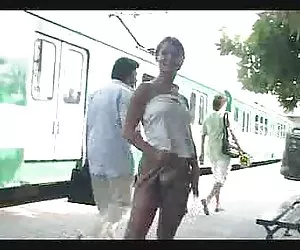 Этого петуха опасно оставлять в дикой природе, она может откусить член, поэтому чувак держит ее в клетке и тыкает своим копро ролики толстым болтом в прутья, позволяет шлюхе добраться до его большого члена своими губами