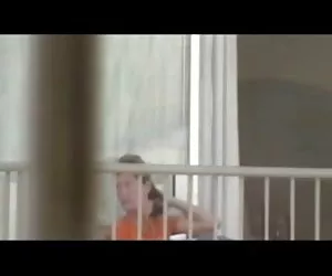 Парни начали лапы и возбуждать ее, а затем один вставил свой скачать видео секс порно член в рот блондинки